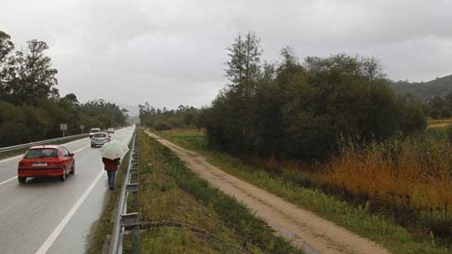 Vista parcial de los terrenos del futuro parque empresarial de Tebra-Vilameán, en Tomiño.  // Ricardo Grobas