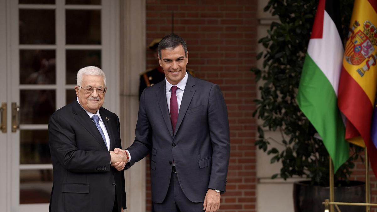 El presidente del Gobierno, Pedro Sánchez, ante de una reunión con el presidente de Palestina, Mahmud Abás, el pasado mes de septiembre en La Moncloa.