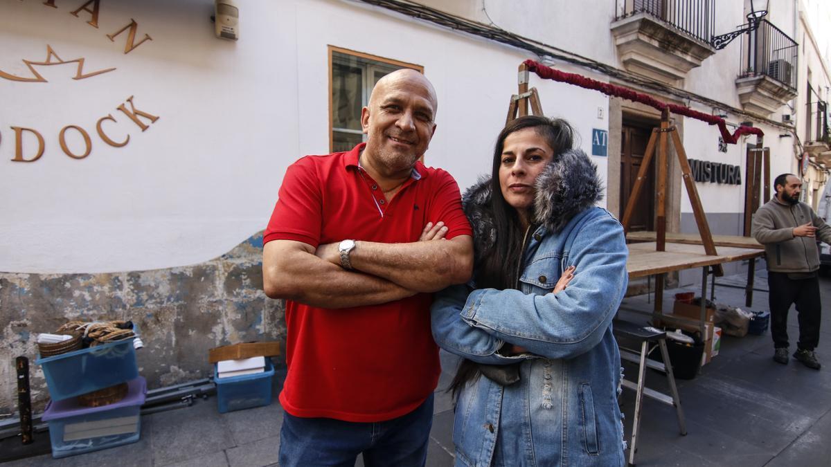 Los hosteleros Edinho Queiroz y Sara Polo, a las puertas de Capitán Haddock de Cáceres.