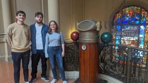 Joan Alonso, Gabriel Moore y Yael Abat, estudiantes de la Facultad de Nàutica de Barcelona.