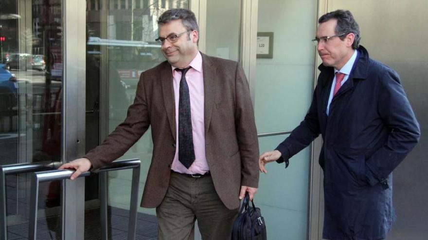 Álvaro Obregón, director general de Urbanismo, y Fernando Couto, concejal de Desarrollo Urbanístico de Gijón, ayer, a la entrada del Ministerio de Fomento.