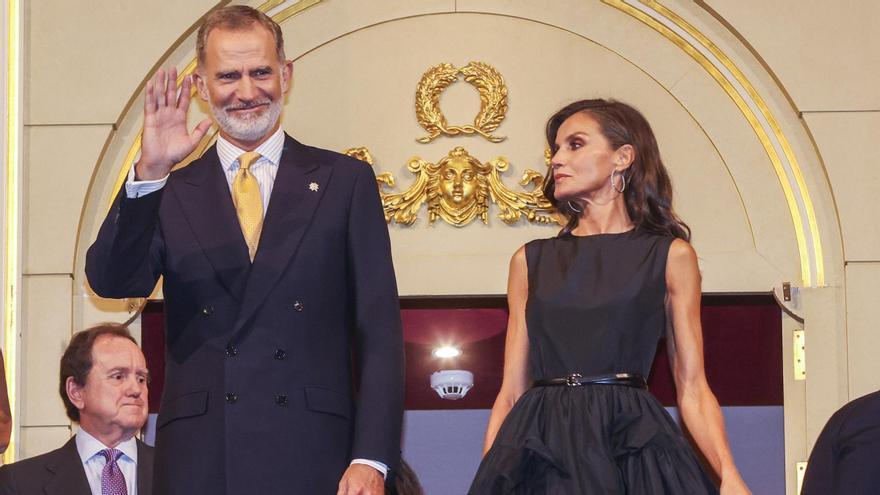 Los Reyes reciben una sonora ovación en el estreno de temporada del Teatro Real