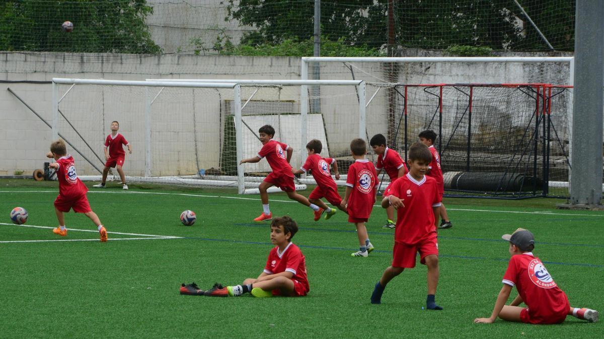Participantes en el campus del Alondras, hoy en el terreno de juego de O Morrazo.