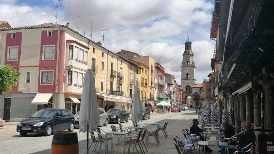 Toresanos disfrutan en la terraza de un bar en la Plaza Mayor