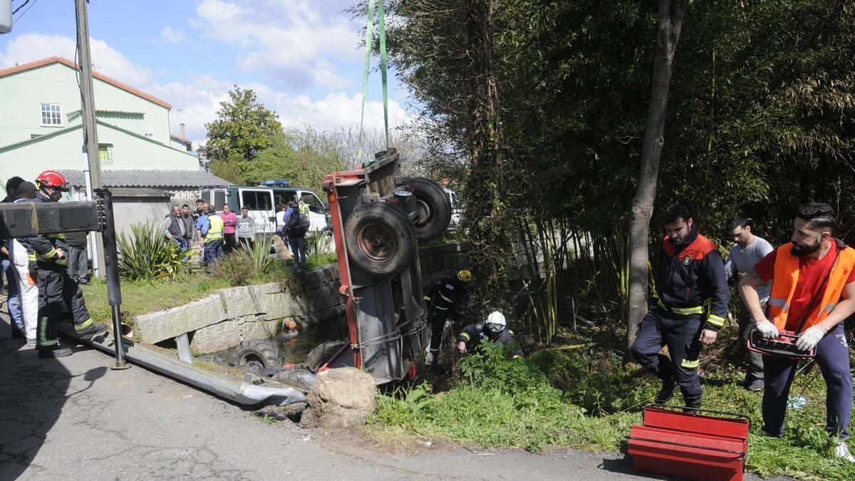 Un tractor caído al río Louro, en Valga.