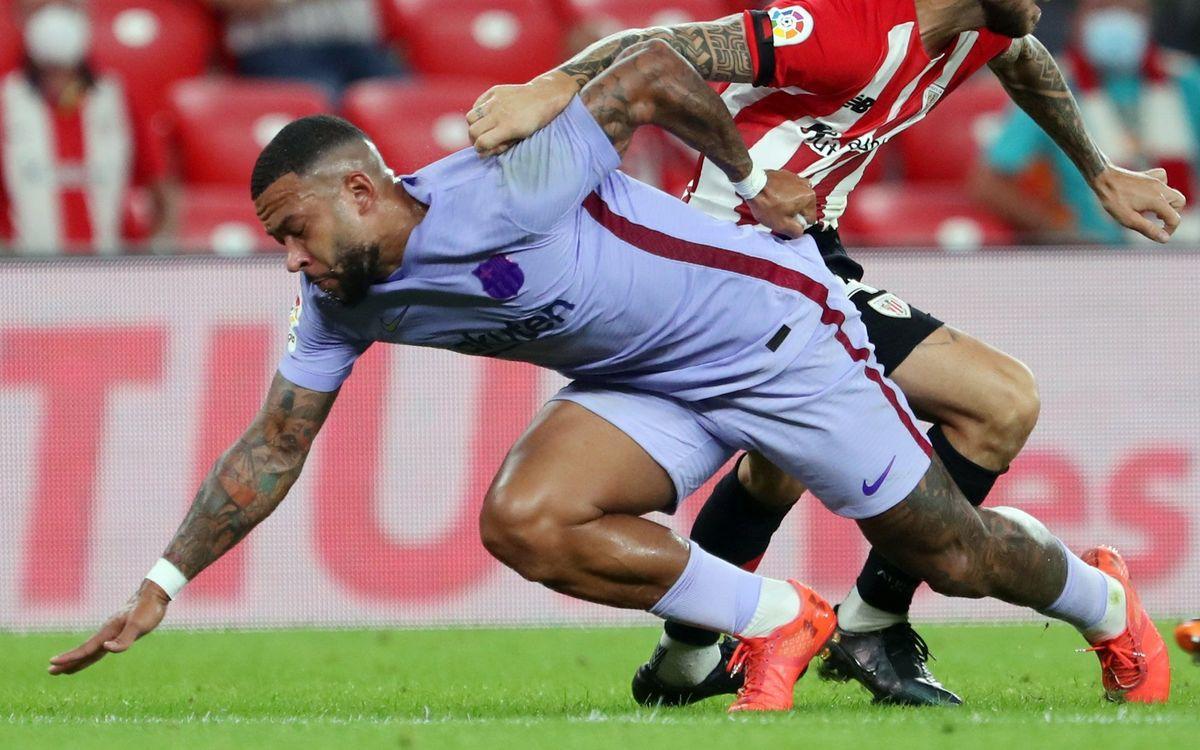 Memphis pelea por el balón en San Mamés.