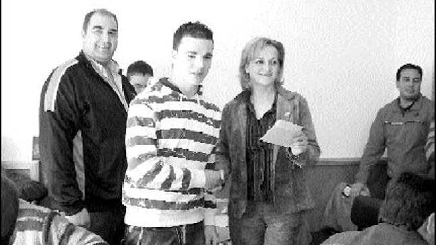 El joven Álvaro, de la Peña Josber, recogiendo el premio de campeón individual de División de Honor 2007 de pasabolo vaqueiro, de manos de la concejala de Cultura del Ayuntamiento de Degaña.