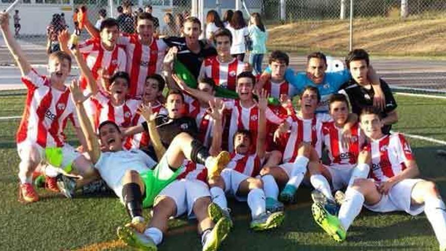 Los jugadores del Zamora CF cadete celebran su ascenso en el campo del Carbajosa de la Sagrada.