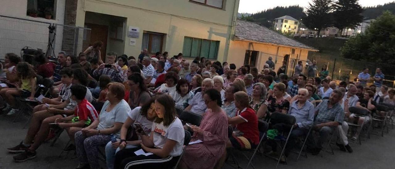 El público que abarrotó el patio del colegio.