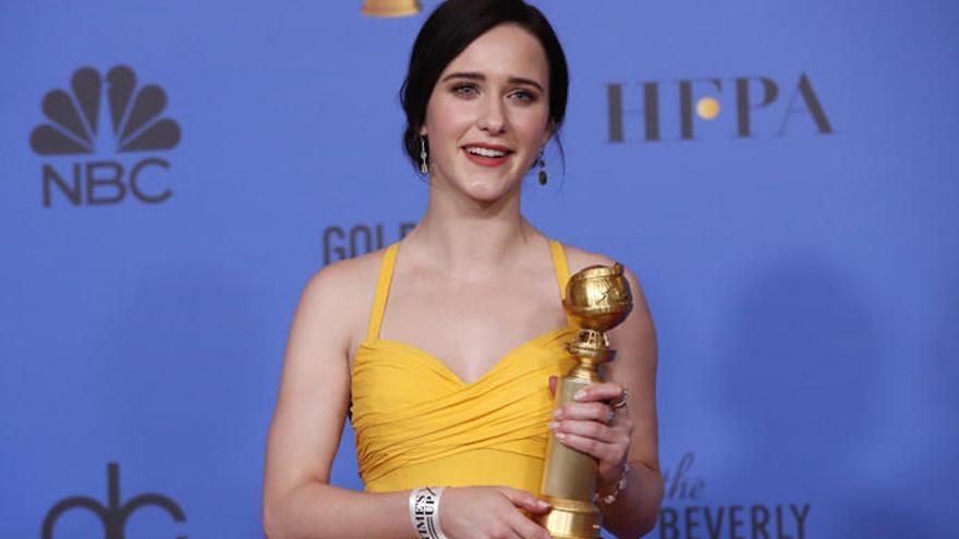 La actriz Rachel Brosnahan en los Globos de Oro.