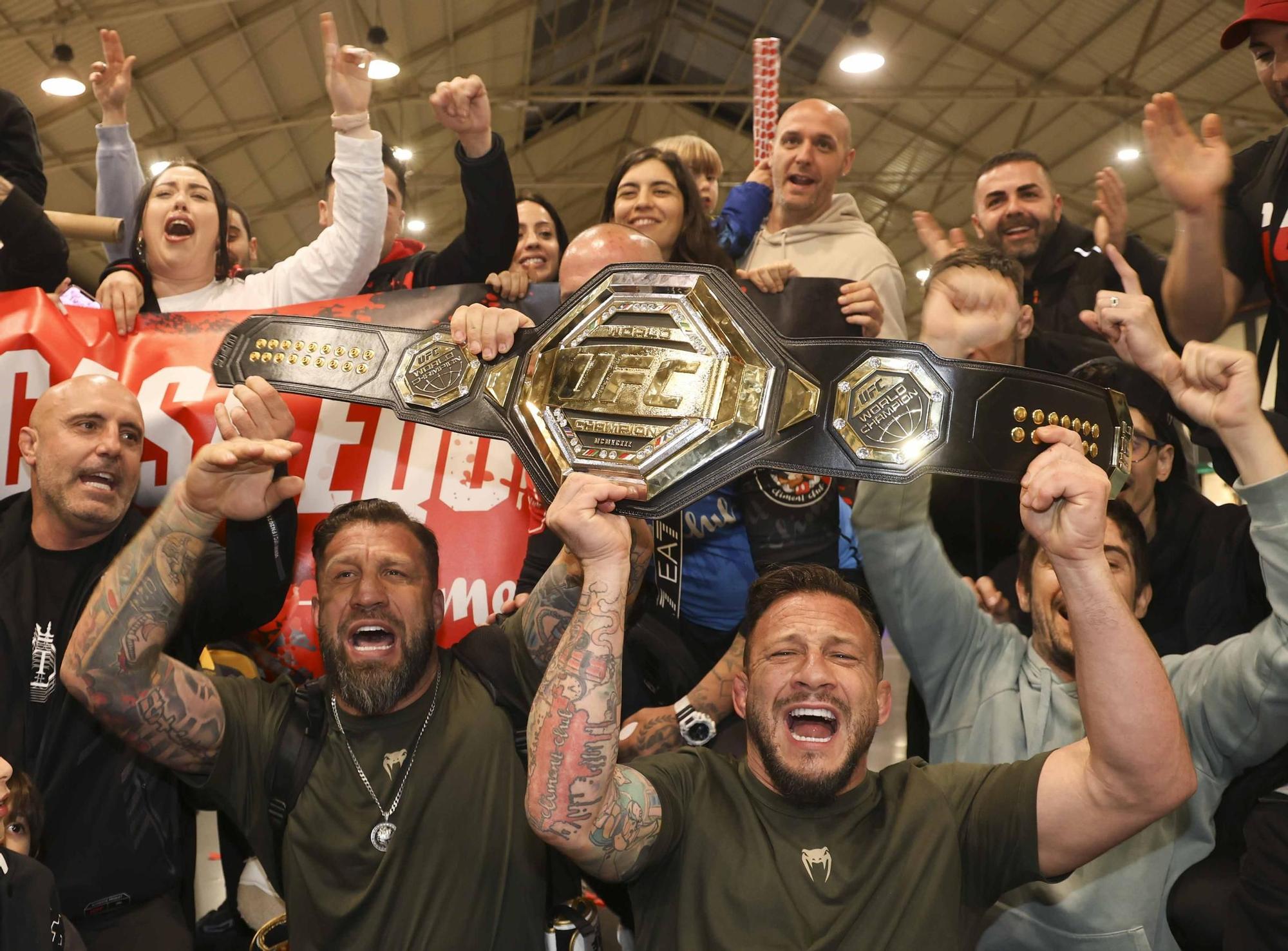 Recibimiento en la estación de tren de Alicante al equipo de Ilia Topuria, campeón de la UFC.