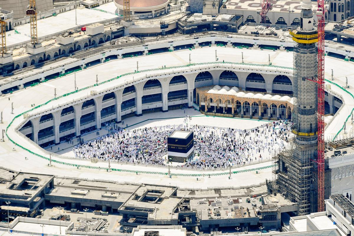 Peregrinos musulmanes realizan la Umrah en la Santa Kaaba, en la ciudad santa de La Meca