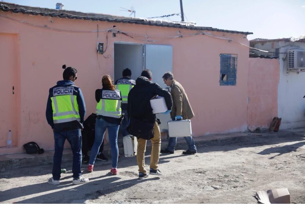 Beamte der Nationalpolizei haben am Mittwochmorgen (7.3.) mit Hausdurchsuchungen in mehreren Orten begonnen. Im Rahmen der Operation "Nitrato" werden Wohnungen in den Vierteln Son Ferriol und el Rafal in Palma de Mallorca sowie Llucmajor inspiziert.