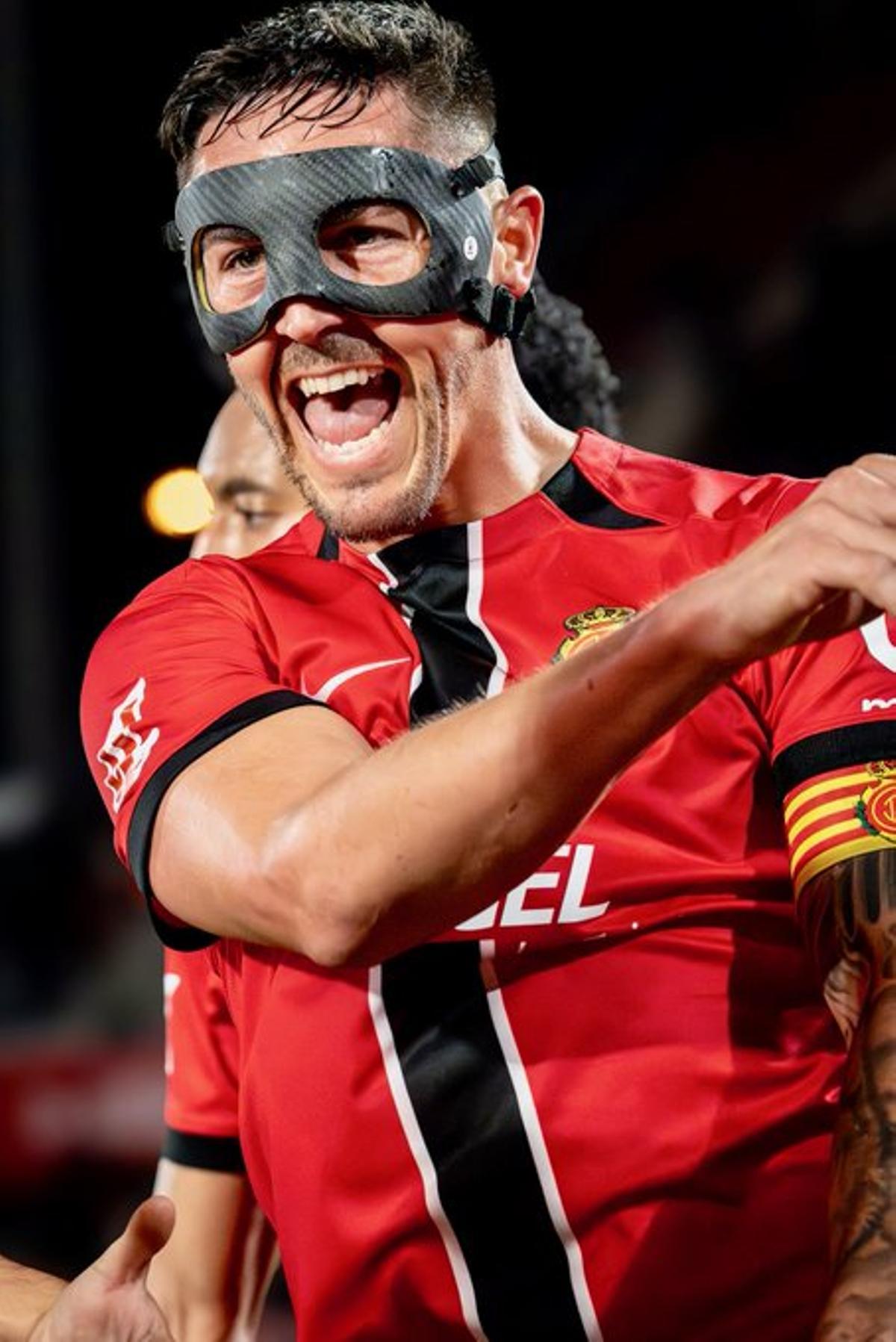 Raíllo, con la máscara protectora.