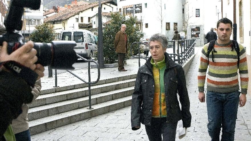 Los ediles de Ezker Batua de Arrasate, Ander Rodríguez y Julia Monge, momentos antes de la rueda de prensa que han ofrecido hoy en la localidad guipuzcoana de Arrasate, donde el pasado viernes ETA asesinó al ex concejal Isaías Carrasco.