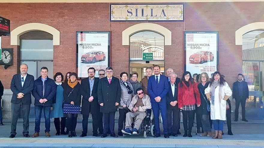 El delegado de Gobierno visita la nueva estación accesible de Silla