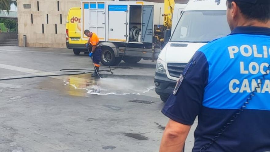 Un camión vierte aceite junto al Teatro Pérez Galdós