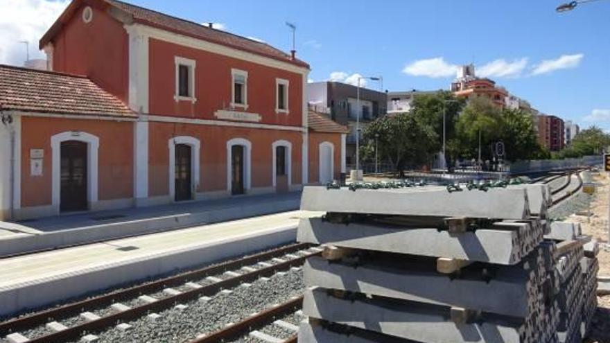 Las nuevas traviesas de hormigón en la estación de Gata de Gorgos.