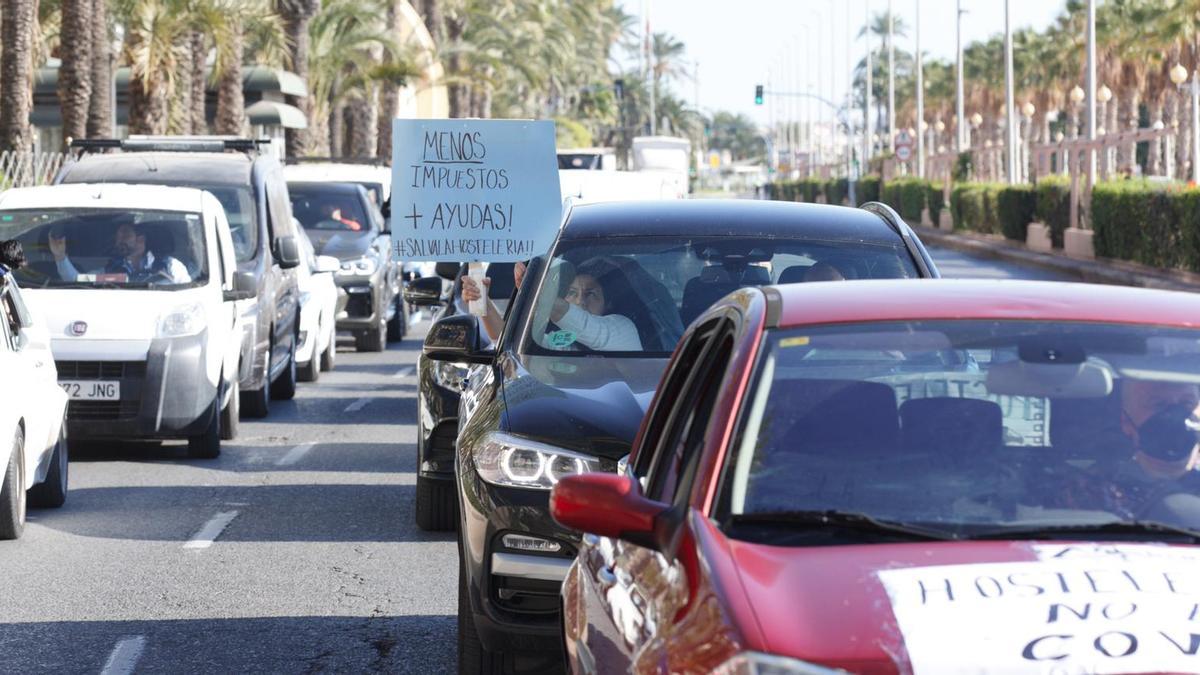 Una protesta de la hostelería colapsa el centro de Alicante