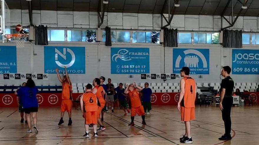 Una imagen de un partido de baloncesto de deporte adaptado
