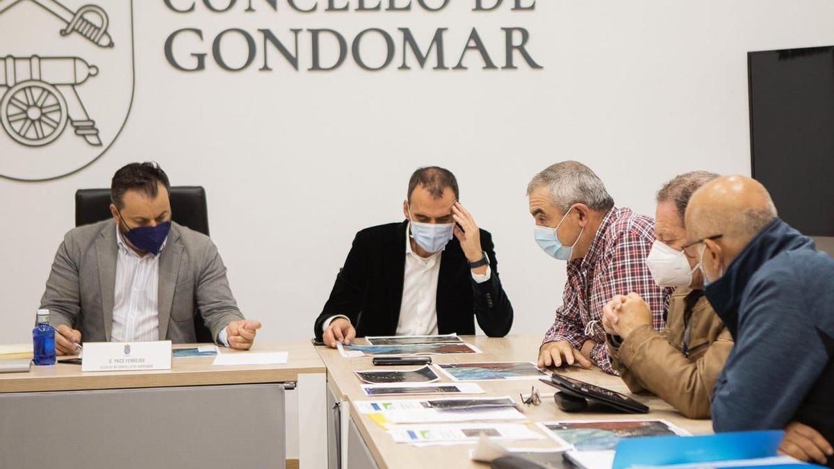 Los alcaldes de Gondomar y Tui, reunidos ayer con representantes de colectivos ecologistas.