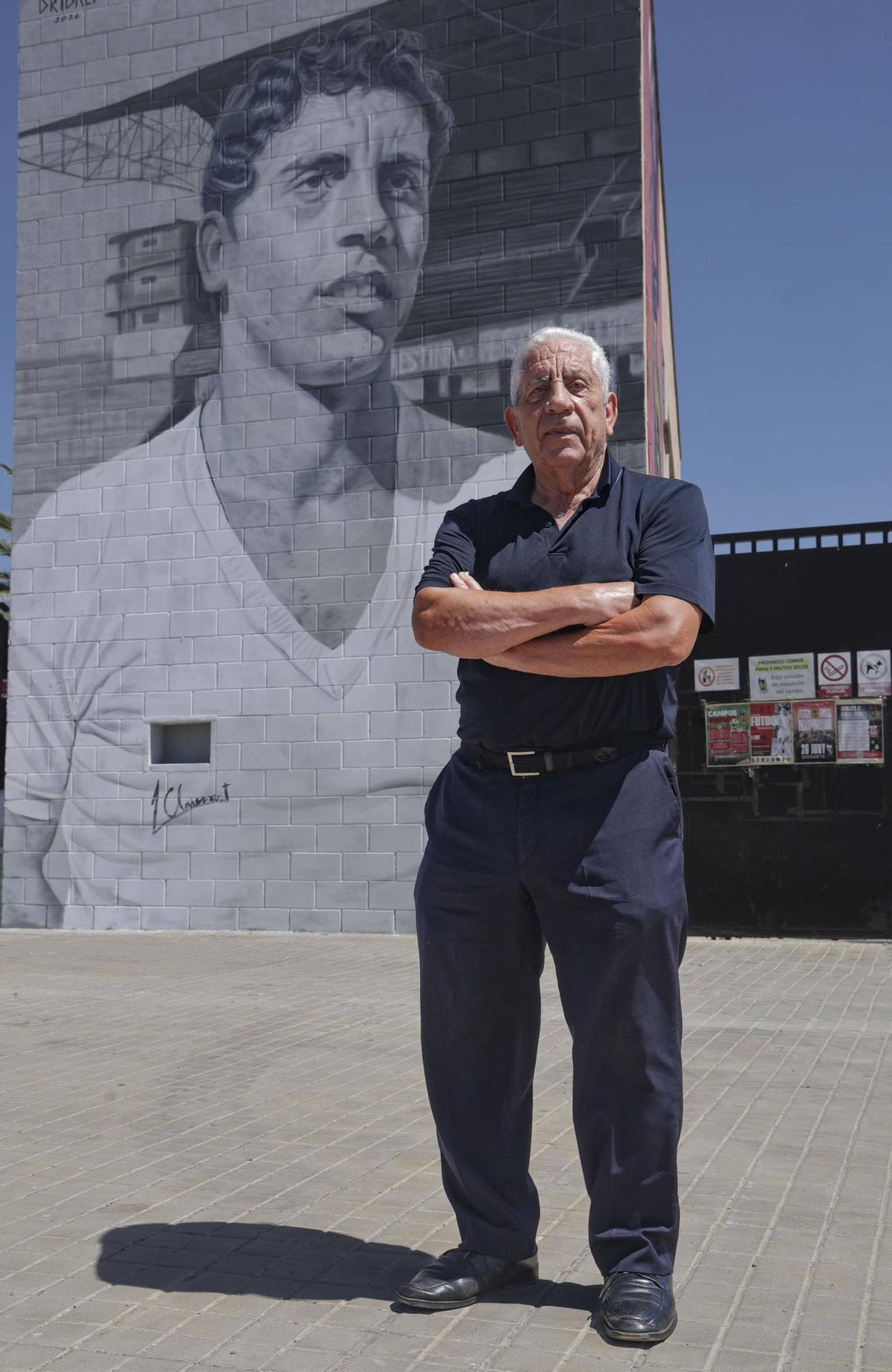 Pep Claramunt, ante el mural inaugurado este sábado en el campo de fútbol de Puçol