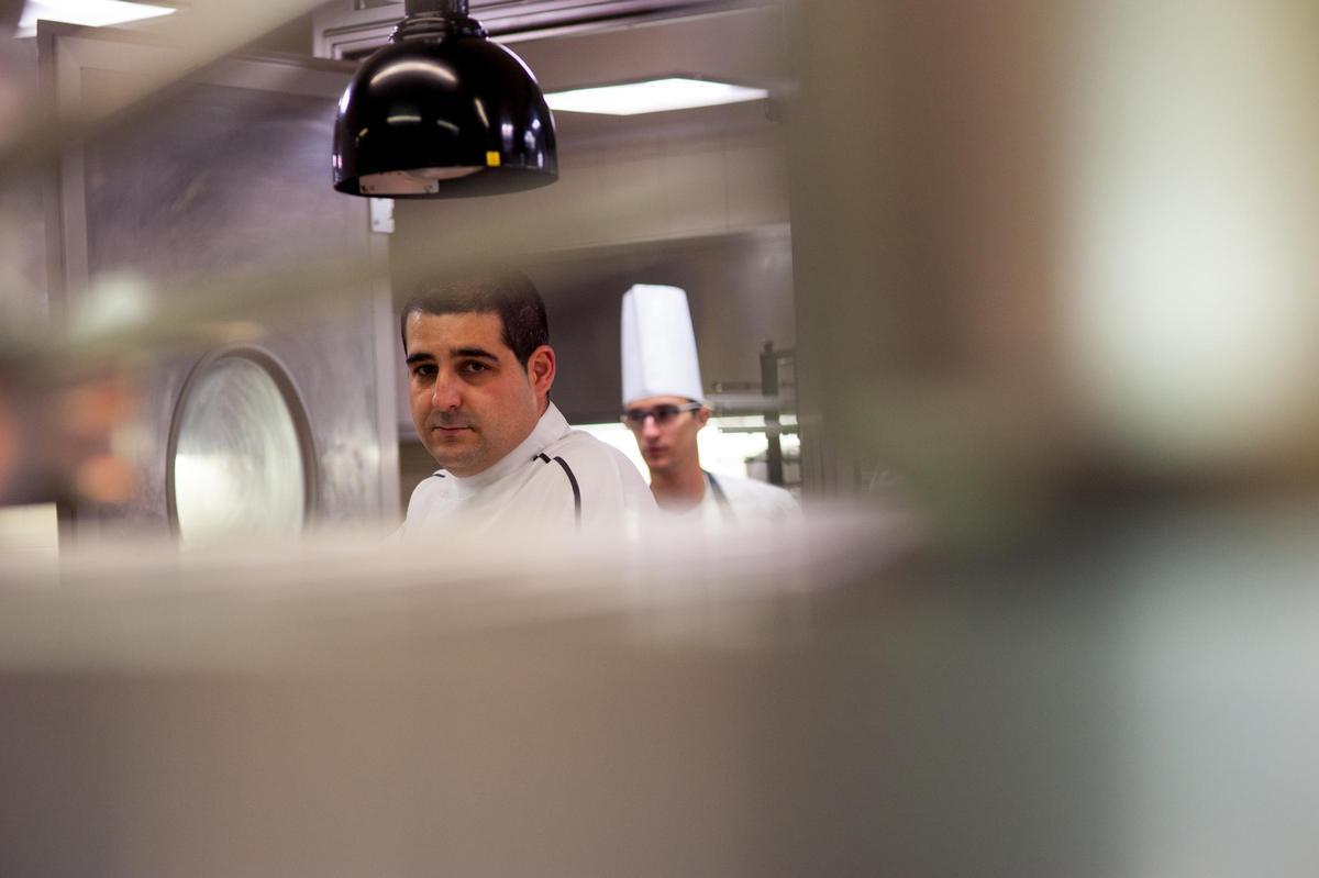 El cocinero trabajando en cocina.