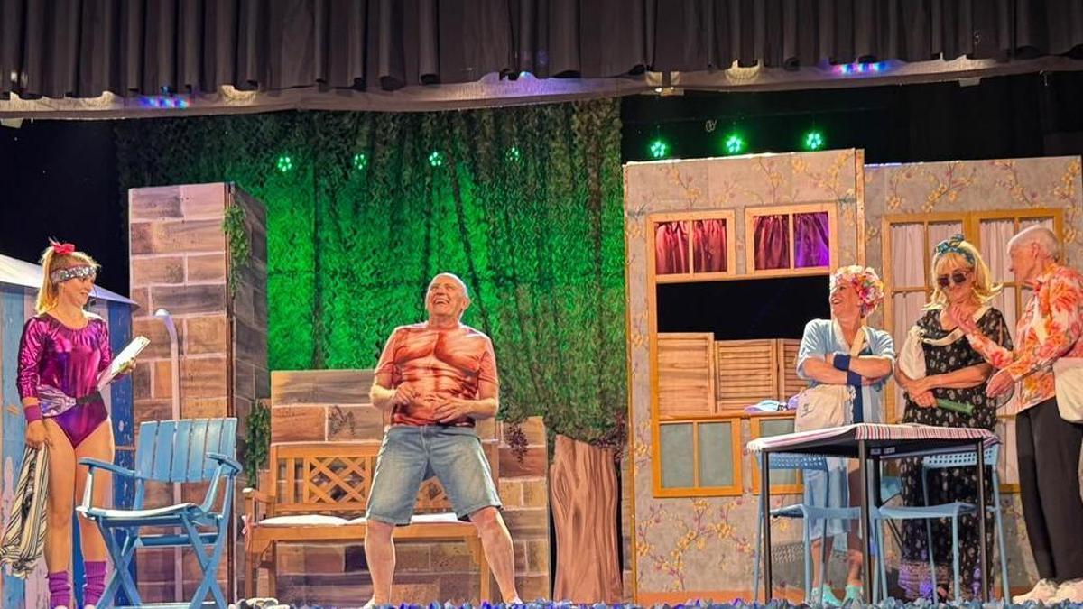 Un momento de la representación "Que nos quiten lo bailao", a cargo del grupo de teatro "El Hórreo", de Luarca