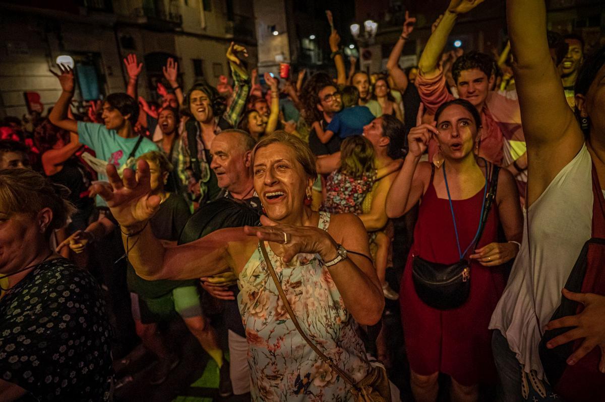 Ambiente en la primera noche de las fiestas de Gràcia.