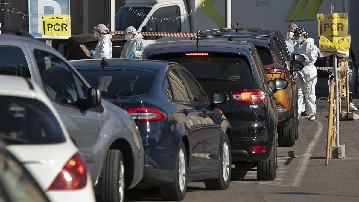 Cola de vehículos para hacerse la PCR en la carpa del Hospital de Sagunt. | DANIEL TORTAJADA