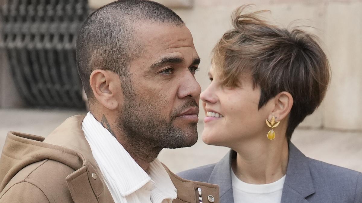 Alves y su abogada, Inés Guardiola, en un momento del proceso judicial.