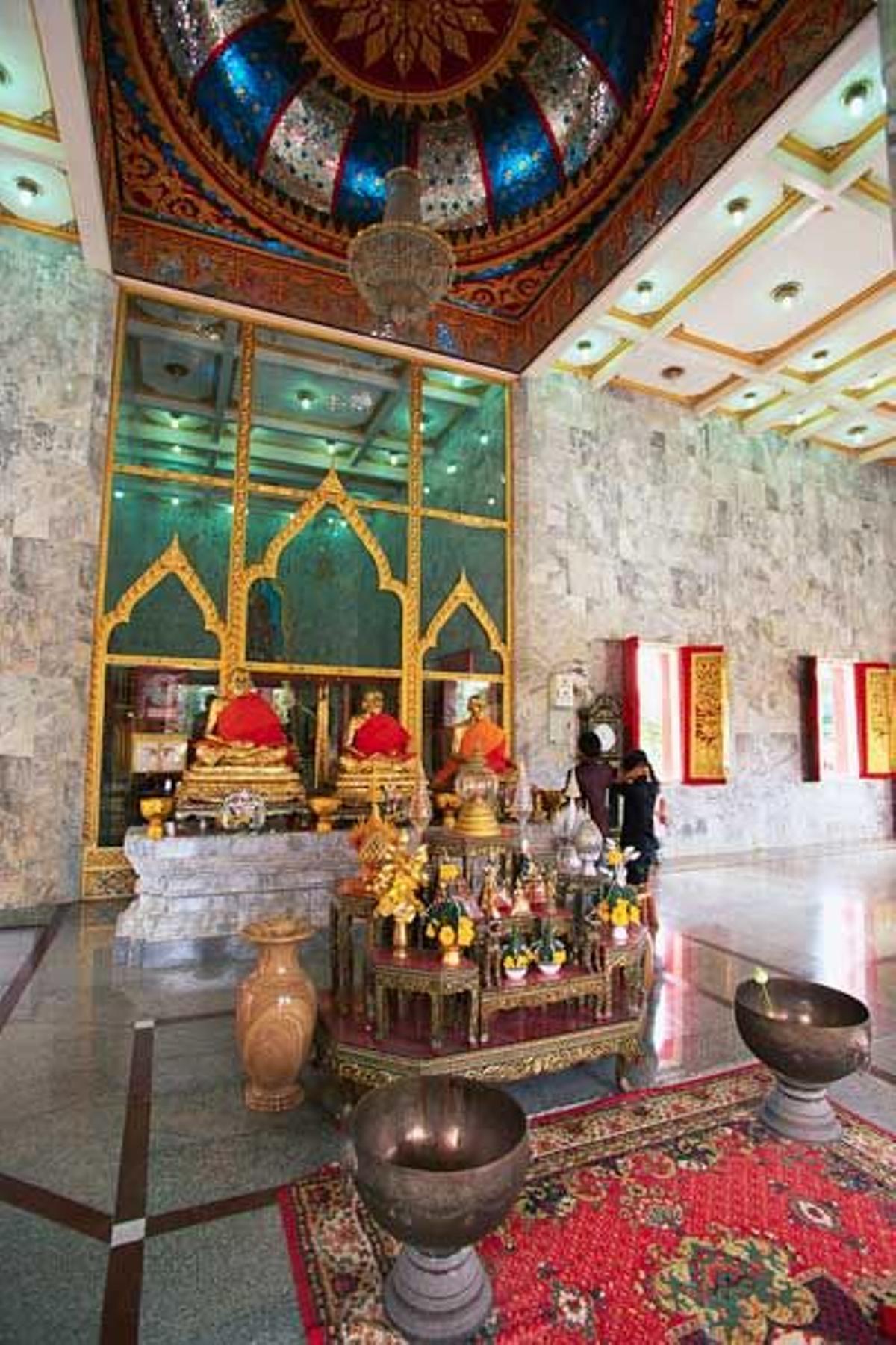 Interior del templo de Wat Chalong.