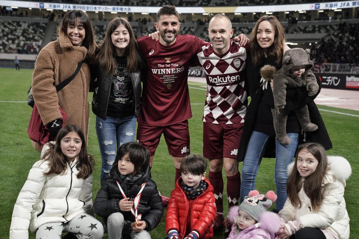 Villa, Iniesta y sus familias el día de la retirada del asturiano, el 1 de enero de 2020.