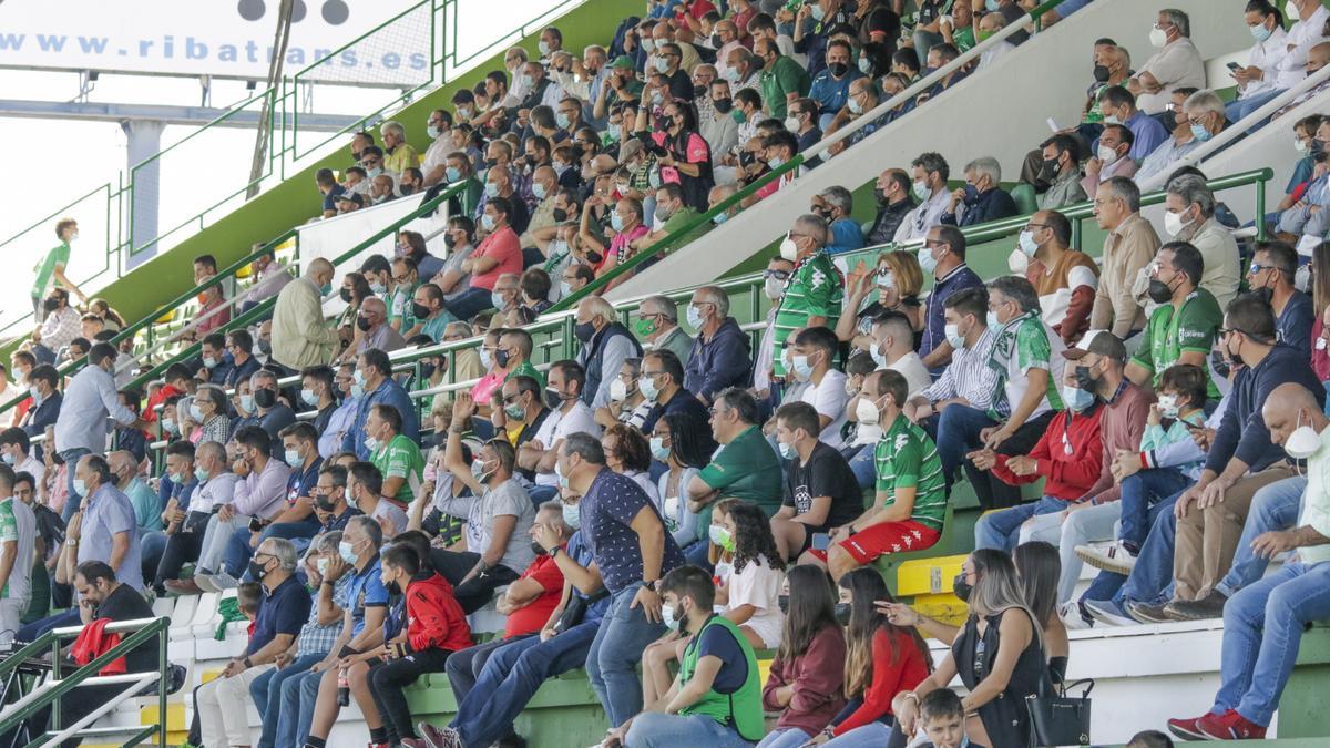 Aficionados en la grada de Tribuna del Príncipe Felipe.