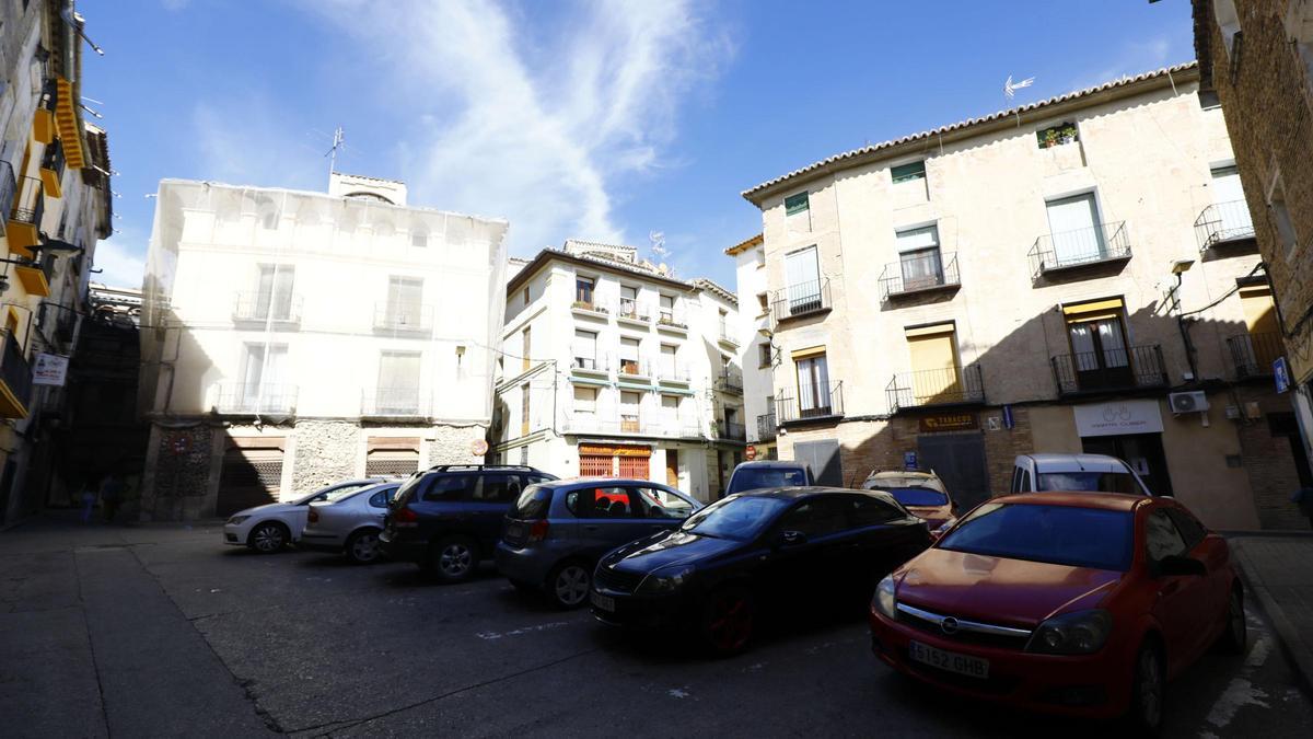 Una de las plazas del casco histórico de Borja, con una vivienda con su fachada protegida dado su mal estado.