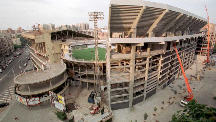 &quot;La única forma de quedarse en el viejo Mestalla es negociando con los vecinos&quot;