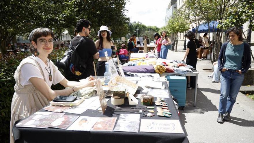 Accesorios, ropa reciclada, dibujos o grabados, algunas de las ofertas del Mercadillo.   | // GUSTAVO SANTOS