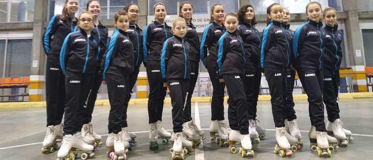 Algunas de las patinadoras del Náyade, en el polideportivo de Grado.