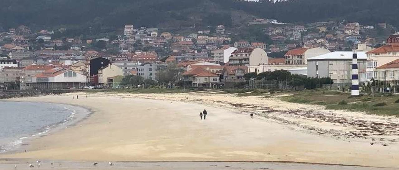 Niños y adultos paseando, esta semana, por el arenal de Rodeira. // G.Núñez