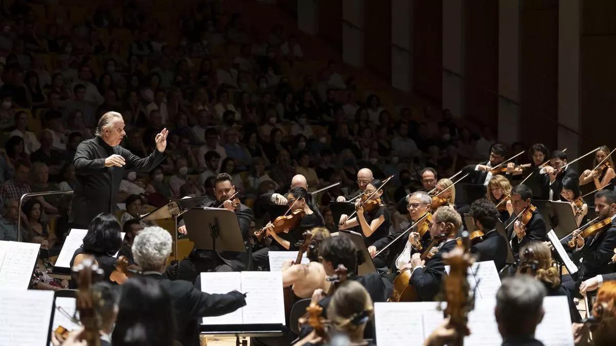 Imatge d’arxiu de Mark Elder amb l’Orquestra de la Comunitat Valenciana.