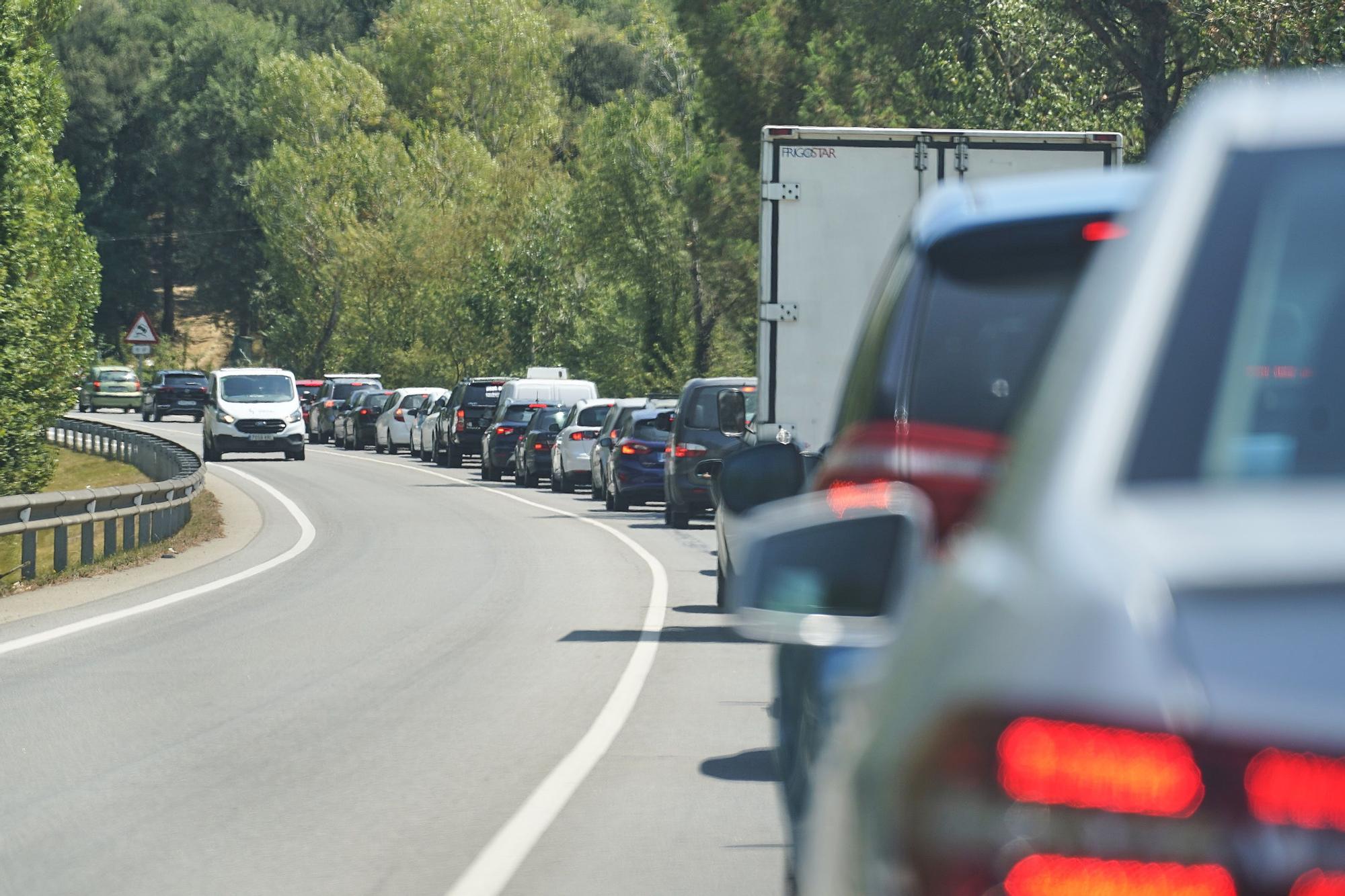 Cues a Llambilles per un accident entre dues furgonetes