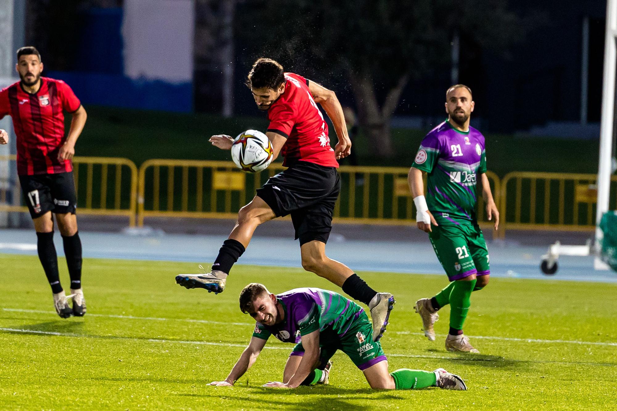 La Nucía deja escapar la victoria con un gol en el 99’. El árbitro sale escoltado tras una tangana final