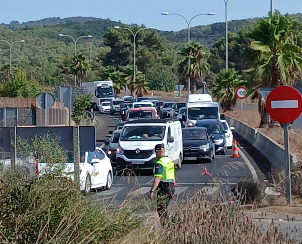 Atasco en la carretera por el accidente en Can Tomás.