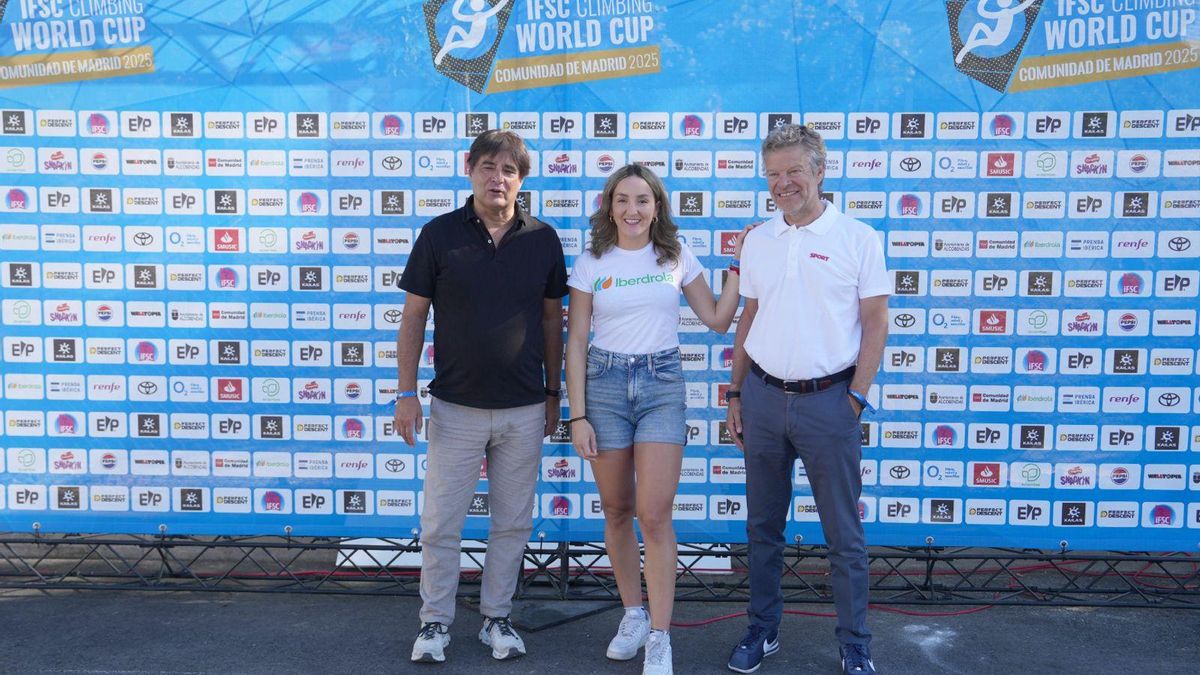 Lucía Martín (centro), junto a Joan Bernat, presidente de FEDME (izq.) y Johan Vehils, director de Sport (der.), en el photocall de la IFSC Climbing World Cup.
