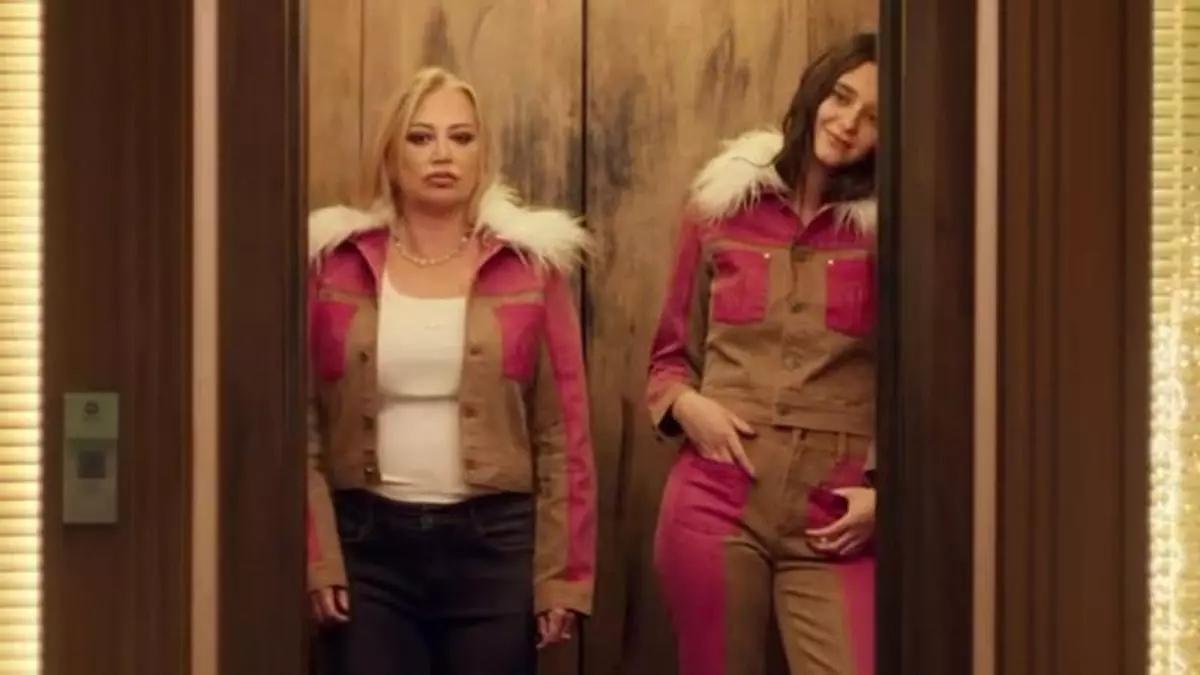 Belén Esteban y Victoria Federica compartiendo anuncio