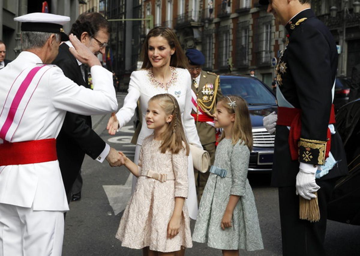 Mariano Rajoy saluda a la Princesa de Asturias, junto a Letizia, el rey Felipe VI y la infanta Sofía. 