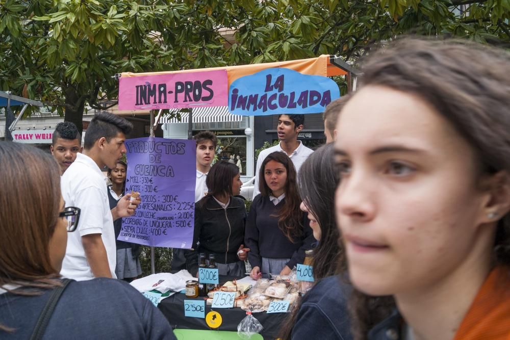 Mercadillo de escolares en el Paseo de Los Álamos de Oviedo