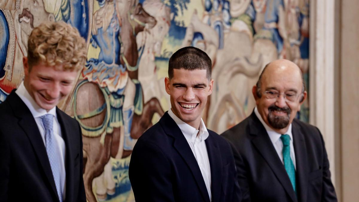 (I-D) El campeón junior del Open de Estados Unidos, Martín Landaluce; el tenista español Carlos Alcaraz, y el presidente de la Real Federación Española de Tenis, Miguel Díaz Román