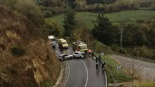 Herida una mujer en una colisión entre dos vehículos a la entrada de Tineo