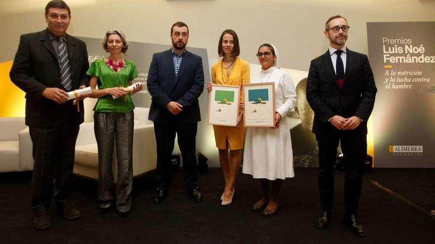 Desde la izquierda, Luis Casado (Médicus Mundi Asturias), María José Camba (nutricionista del grupo de Santiago), Alejandro Fernández (presidente de Alimerka), Paula Sánchez Pintos, Janeth Patricia Aguirre y Antonio Blanco, presidente de la Fundacion Alimerka.